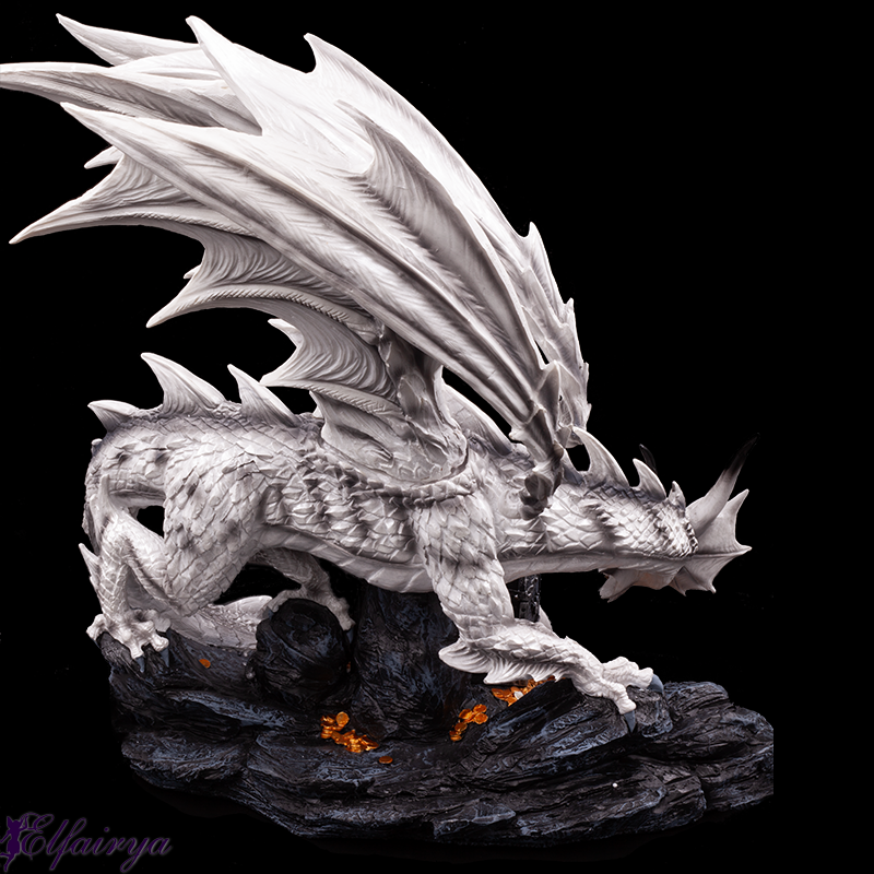 Weißer Drache "Dragon Treasure" bewacht Truhe